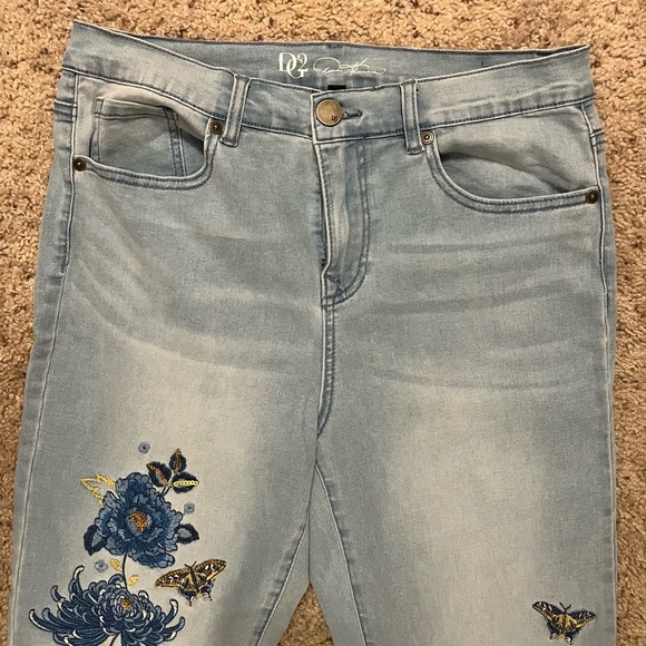 Never Been Worn-DG2 by Diane Gilman Light Blue Embroidered Jeans - Picture 4 of 9